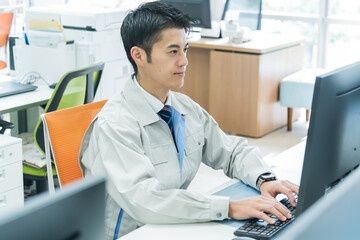 男性PC作業・経営を支える核に